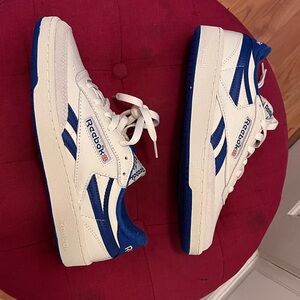 New w/out tags Reebok White & Blue Classic Leather Sneakers